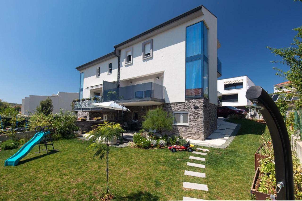 Apartment Odore Di Mare With Beautiful Garden 크르크 외부 사진