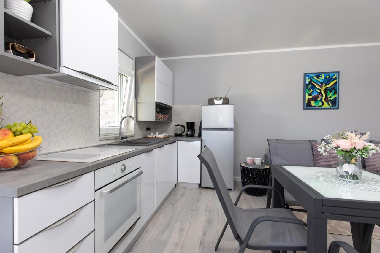 Apartment Odore Di Mare With Beautiful Garden 크르크 외부 사진