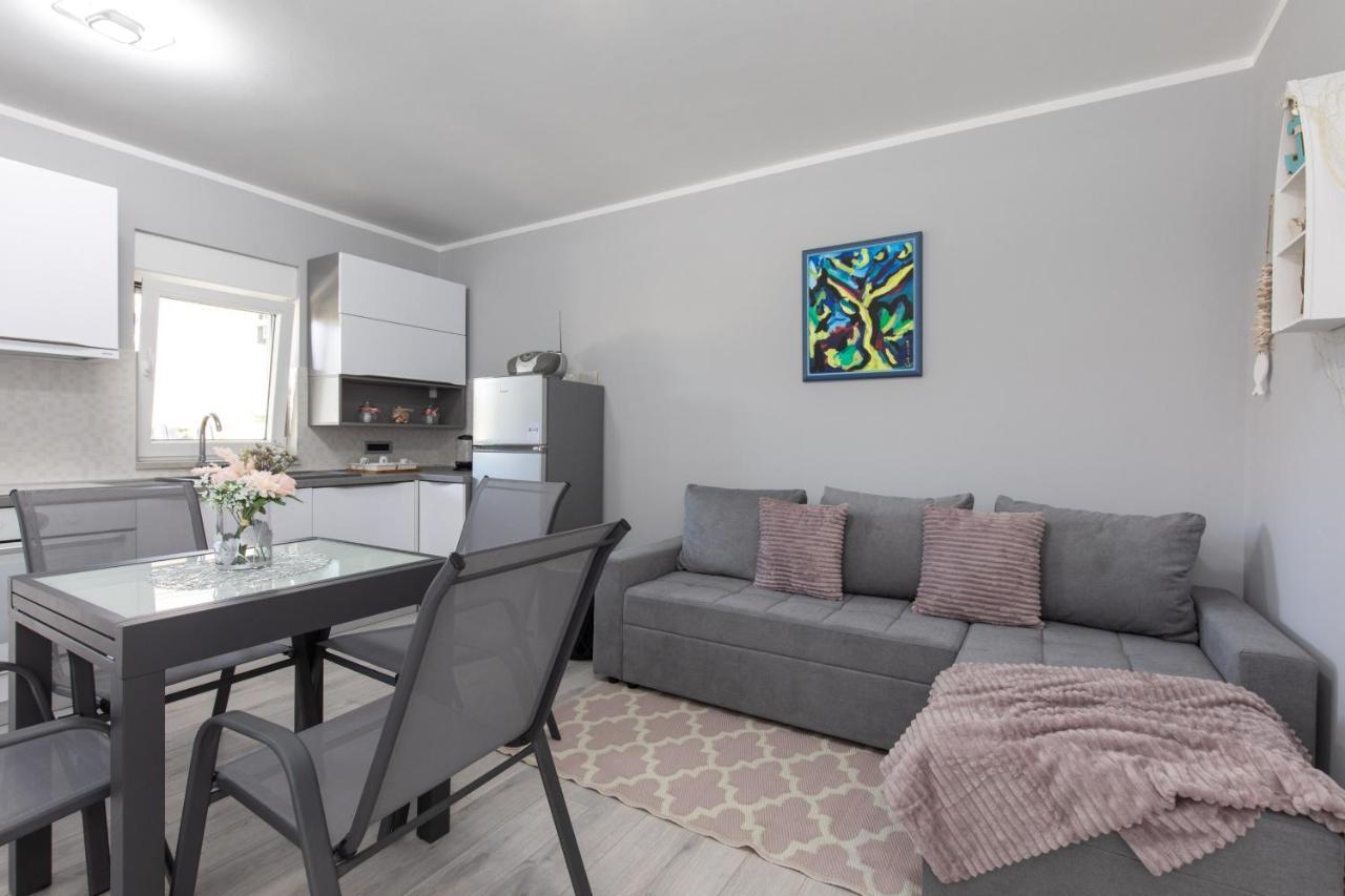 Apartment Odore Di Mare With Beautiful Garden 크르크 외부 사진