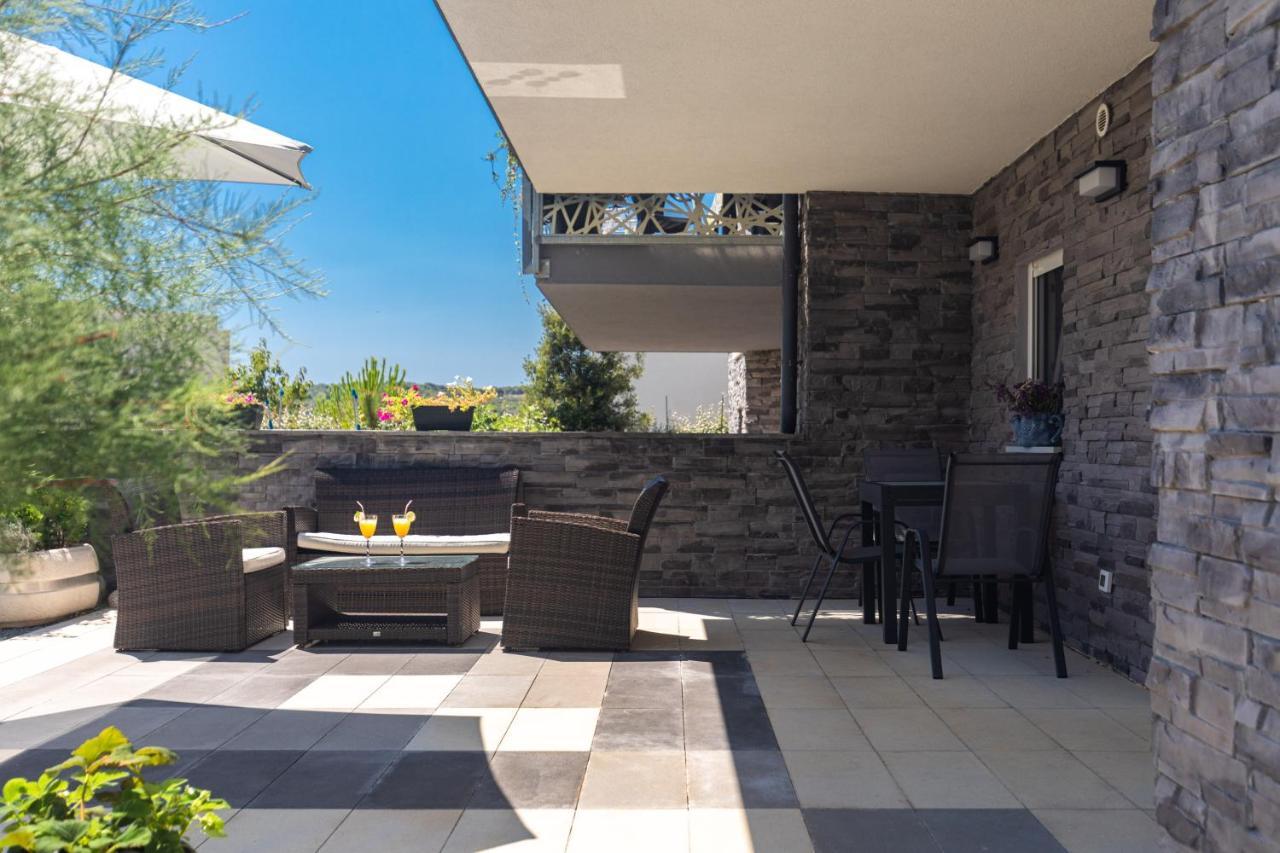Apartment Odore Di Mare With Beautiful Garden 크르크 외부 사진